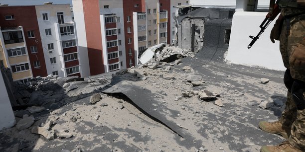 Le toit d'un complexe d'appartements a kharkov[reuters.com]