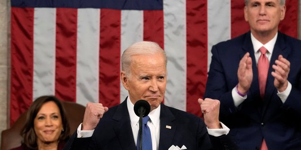 Le 46e président des États-Unis, Joe Biden, mardi 7 février à Washington, lors de son discours sur l'état de l'Union, applaudi par sa vice-présidente Kamal Harris et le président de la chambre des représentants, Kevin McCarthy (Californie).