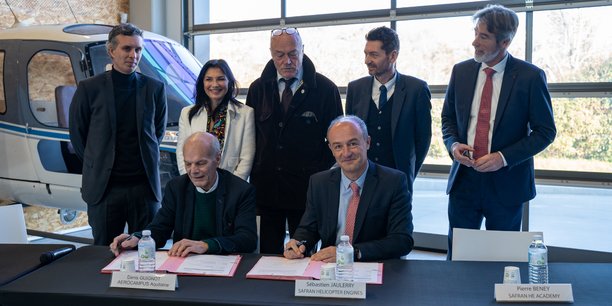 Signature d'un partenariat entre Aérocampus et Safran Helicopter Engines, le 8 février 2023, à Latresne (Gironde).