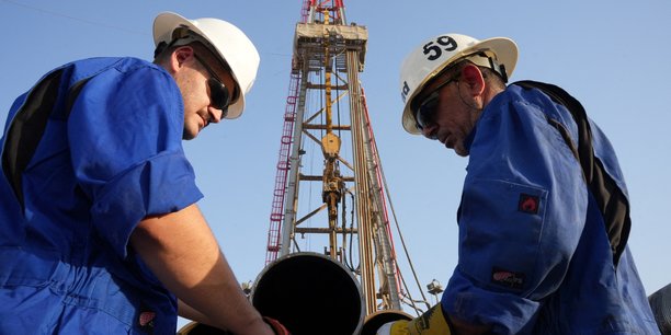 Des ouvriers travaillent sur un site de forage dans un champ petrolifere, en irak[reuters.com]