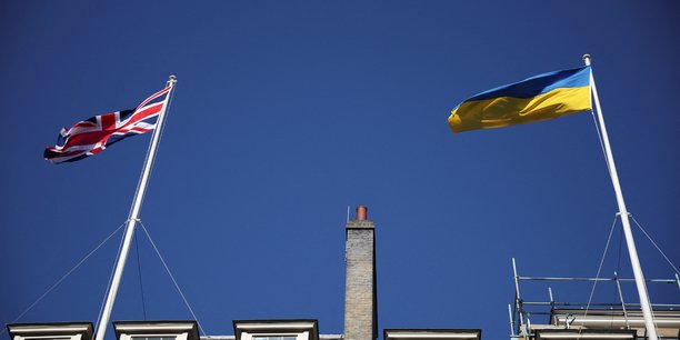 Des drapeaux britanniques et ukrainiens[reuters.com]
