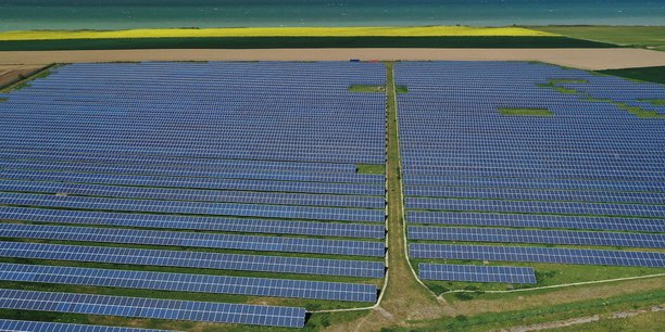 Vue aérienne de la centrale solaire photovoltaïque de Veules-les-Roses.