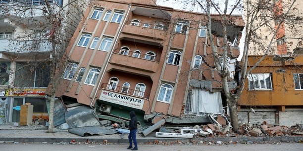 Un batiment partiellement effondre, a la suite du tremblement de terre meurtrier, a pazarcik, turquie[reuters.com]
