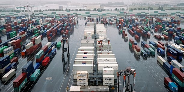 Après un déficit commercial record en 2021, la balance des échanges de biens de la France a enregistré un plongeon historique en 2022, à 164 milliards d'euros (Photo d'illustration : zone de stockage des containers sur le port du Havre).