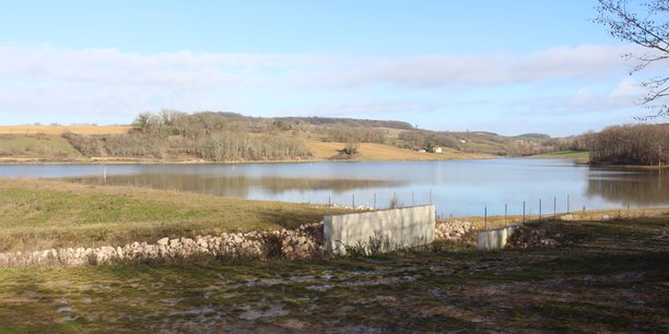 Situé près de Villeneuve-sur-Lot, en Lot-et-Garonne, le lac artificiel de Caussade de 20 hectares présente une capacité de stockage de 920.000 m3 d'eau destinés à l'irrigation pour quelques dizaines d'agriculteurs.