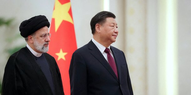 Le président iranien Ebrahim Raïssi, avec Xi Jinping, lors d'une cérémonie en son honneur, mardi 14 février 2023 à Pékin.