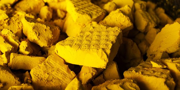 Le « yellow cake », concentré d'uranium, issu du site minier, une fois concassé et purifié. Il devra ensuite passer par plusieurs autres étapes, dont l'enrichissement, avant d'être placé dans le réacteur nucléaire.