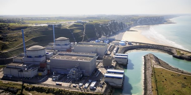 Mise en service au début des années 1990, la centrale de Penly devrait être la première à accueillir deux EPR 2. À cheval entre Dieppe (à 14 km à l'ouest) et Le Tréport (à 19 km à l'est), elle fait partie des trois sites français de production d'électricité nucléaire en bord de Manche (avec celle de Paluel à 30 km de Fécamp et celle de Flamanville à environ 20 km de Cherbourg comme de La Hague) .