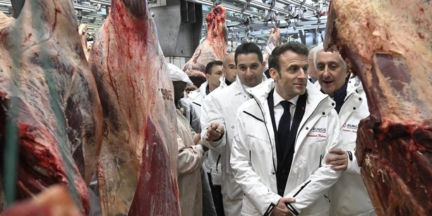 Emmanuel Macron ce matin aux côtés du patron du marché de Rungis Stéphane Layani.