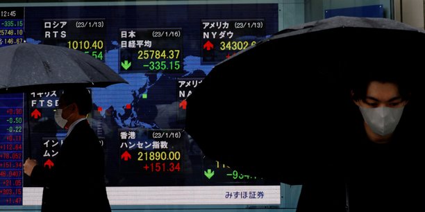 Mauvaise passe pour la Bourse de Tokyo qui clôture la semaine sur une baisse vertigineuse ce vendredi.