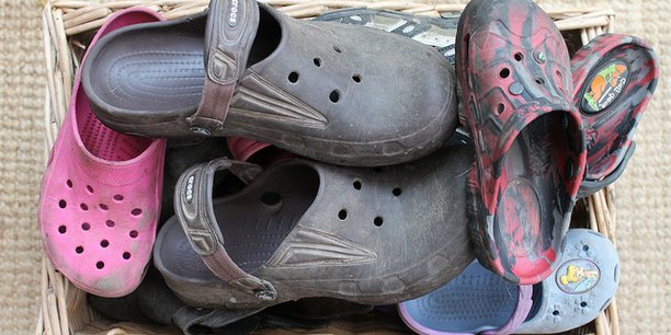 Les Crocs, ces chaussures en caoutchouc pratiques mais très peu esthétiques, ont été récupérées par des grands créateurs.