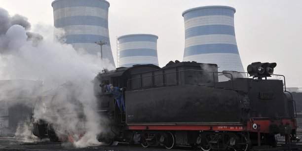 Au total, 106 gigawatts de nouveaux projets ont été approuvés en 2022 par la Chine, soit l'équivalent de deux grandes centrales au charbon par semaine. (Photo prise le 6 janvier 2010 du site de production électrique de Shenyang, une usine thermique fonctionnant au charbon, minerai acheminé par train à vapeur, comme on le voit ici au premier plan.)