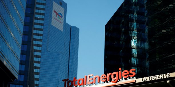TotalEnergies a salué l'accord trouvé à Dubaï à la COP28 qui trace la voie de l'abandon progressif des énergies fossiles. Pour le groupe pétro-gazier, le texte conforte sa « stratégie de transition », notamment dans le gaz.