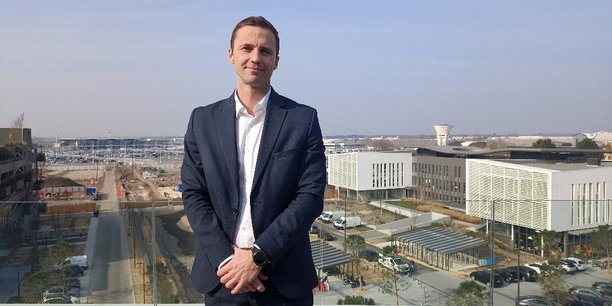 Simon Dreschel, président du directoire de l'aéroport de Bordeaux, devant les nouveaux aménagements du 45ème parallèle et l'aéroport au fond.