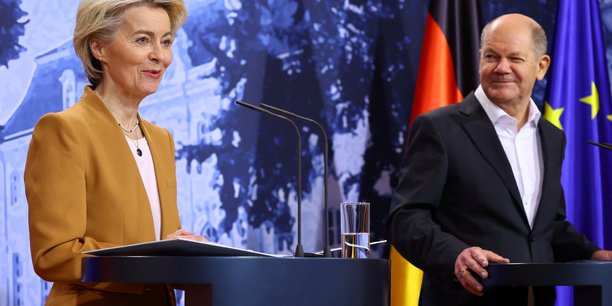 Le chancelier allemand scholz et la presidente de la commission europeenne von der leyen lors d'une conference de presse[reuters.com]