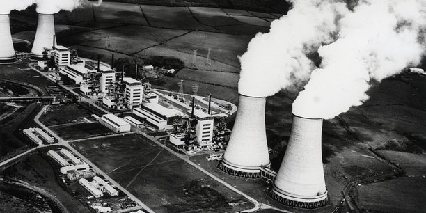 Le Royaume-Uni est un pionnier de l'atome civil. Calder Hall est la première centrale nucléaire commerciale au monde. Elle a été raccordée pour la première fois au réseau électrique national le 27 août 1956 et a été officiellement inaugurée par la reine Élisabeth II le 17 octobre 1956. Cette photo d'archive du U.S. Department of Energy est datée autour (circa) de 1972.