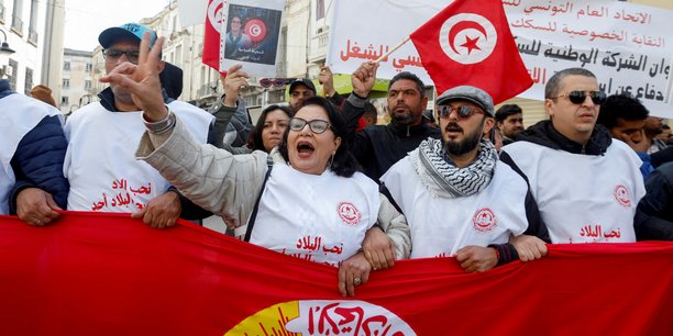 La Tunisie subit une violente crise économique (Photo de partisans de l'union generale tunisienne du travail (ugtt) manifestant contre le président tunisien Kais Saied en mars 2023)