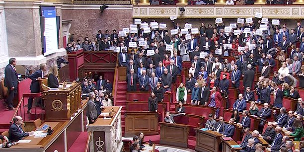 La Première ministre Elisabeth Borne a confirmé l'adoption de la loi sur les retraites sans vote de l'Assemblée nationale, à Paris le 16 mars 2023.
