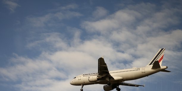 Un avion airbus a320 d'air france atterrit a l'aeroport charles de gaulle pres de paris[reuters.com]