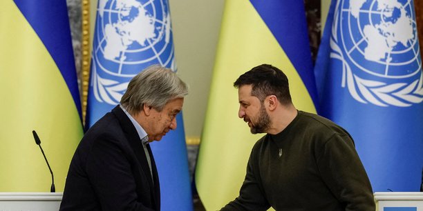 Le president ukrainien volodymyr zelenskiy et le secretaire general de l'onu antonio guterres se serrent la main a kyiv[reuters.com]