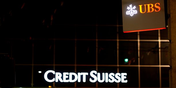 Photo d'archives des logos d'ubs et de credit suisse a bale, en suisse[reuters.com]