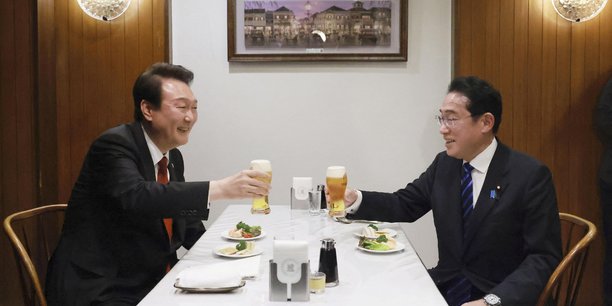 Le president sud-coreen yoon suk-yeol avec le premier ministre japonais fumio kishida[reuters.com]