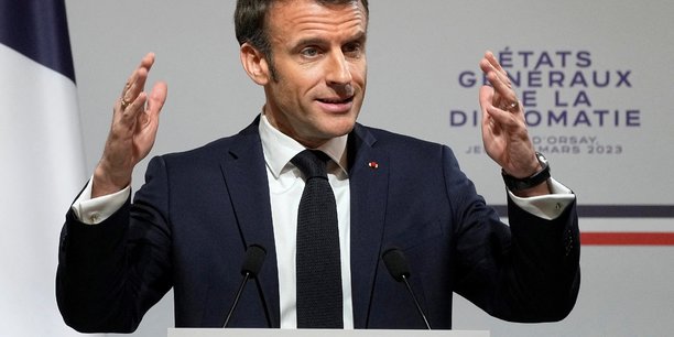 La photo du president francais, emmanuel macron, qui s'exprime lors de la table ronde nationale a paris[reuters.com]