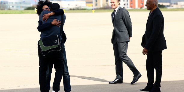 Photo d'olivier dubois a son arrivee a l'aeroport de villacoublay[reuters.com]