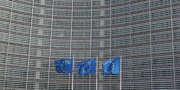 Les drapeaux de l'union europeenne devant la commission europeenne a bruxelles[reuters.com]