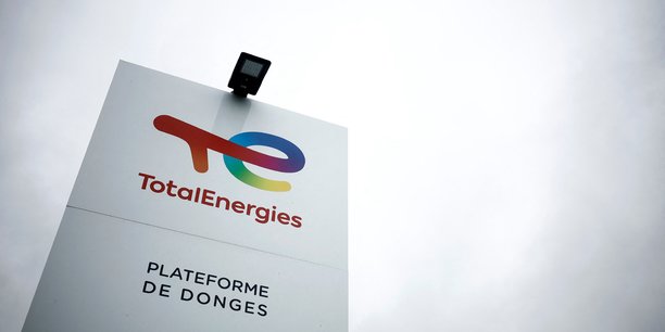 Le logo de totalenergies est visible dans la raffinerie du geant petrolier francais totalenergies a donges.[reuters.com]