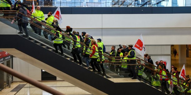 Les employes de l'aeroport manifestent a l'aeroport ber lors d'une greve a l'appel du syndicat allemand verdi, a berlin[reuters.com]