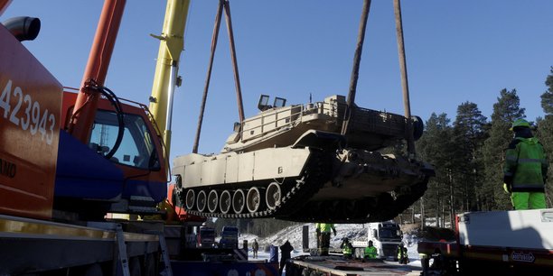 Dechargement a garkalne d'un char americain m1 abrams qui sera deploye en lettonie dans le cadre de l'operation atlantic resolve de l'otan.[reuters.com]