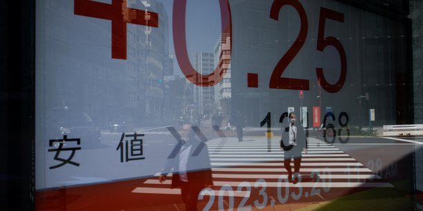 Un tableau electronique montrant la nikkei du japon a tokyo[reuters.com]