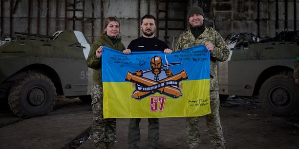 Le president ukrainien volodimir zelensky pose avec des membres des forces armees ukrainiennes[reuters.com]