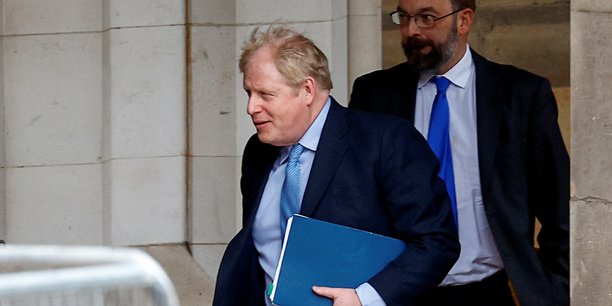 L'ancien premier ministre britannique johnson se rend au parlement a londres[reuters.com]