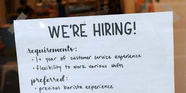 Un panneau d'embauche est visible dans un cafe alors que le departement americain du travail publie son rapport sur l'emploi de juillet, a manhattan, new york city[reuters.com]