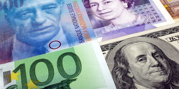 Illustration des billets de banque en dollars americains, francs suisses, livres sterling et euros[reuters.com]