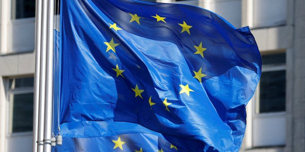 Les drapeaux de l'union europeenne flottent devant le siege de la commission europeenne a bruxelles.[reuters.com]