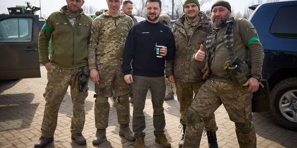 Le president ukrainien zelenskiy visite une station-service dans la region de donetsk[reuters.com]