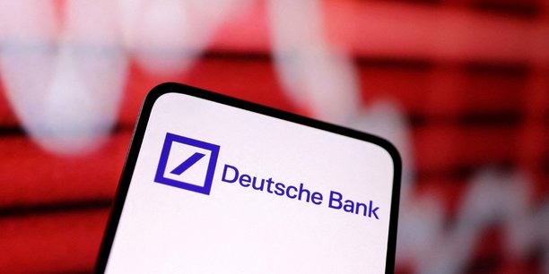 Illustration du logo de deutsche bank et du graphique representant la baisse des actions[reuters.com]