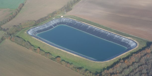 Les retenues d'eau, type « bassines », sont étendues sur une dizaine d'hectares, comme ici au nord de la Charente-Maritime.