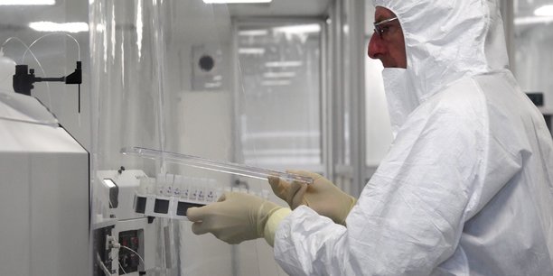 Un scientifique travaille au laboratoire d'echantillons environnementaux de l'agence internationale de l'energie atomique (aiea) a seibersdorf[reuters.com]
