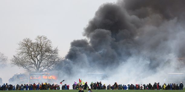 Un vehicule en feu lors d'une manifestation contre un projet de vaste reservoir de retention d'eau a sainte-soline[reuters.com]