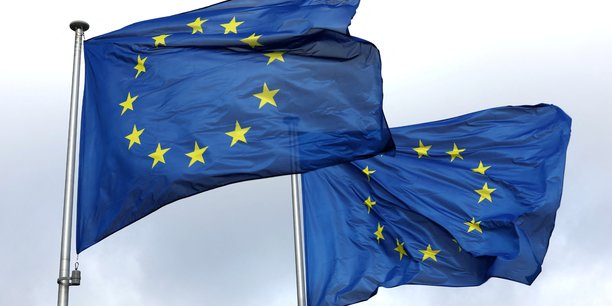 Les drapeaux de l'union europeenne flottant devant le siege de la commission europeenne[reuters.com]