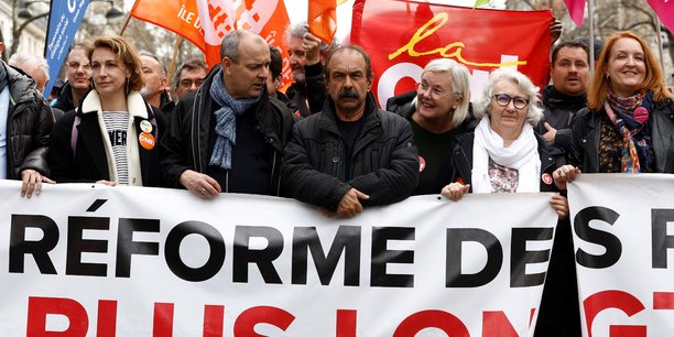 Des dirigeants syndicaux tiennent une banderole lors d'une manifestation[reuters.com]