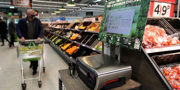 Des balances pour peser les produits frais en vrac dans le supermarche britannique[reuters.com]
