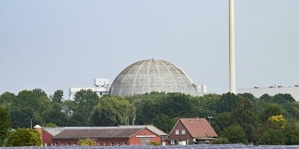 Vue generale d'un parc solaire en face de la centrale nucleaire d'unterweser[reuters.com]
