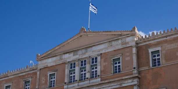 Le drapeau grec flottant sur le toit du parlement[reuters.com]
