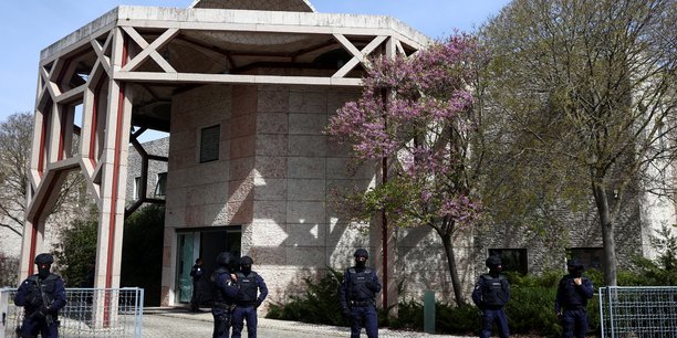 Des policiers montent la garde devant un centre ismaelien a lisbonne[reuters.com]