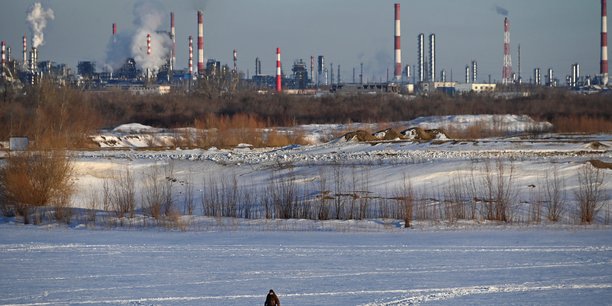 Un homme marche pres d'une raffinerie de petrole a omsk, en russie[reuters.com]